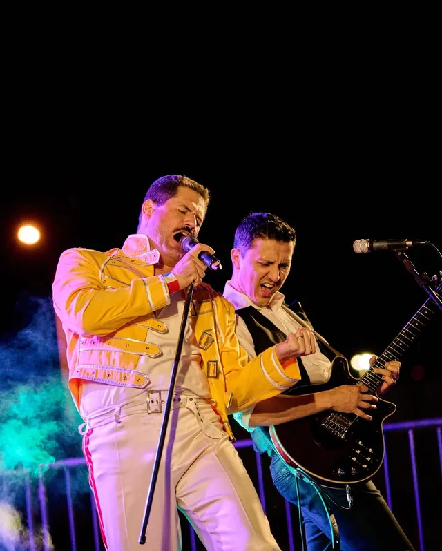 Cantor e guitarrista no palco