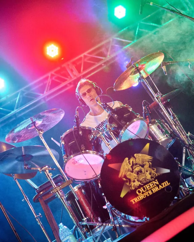 Baterista sob luzes coloridas