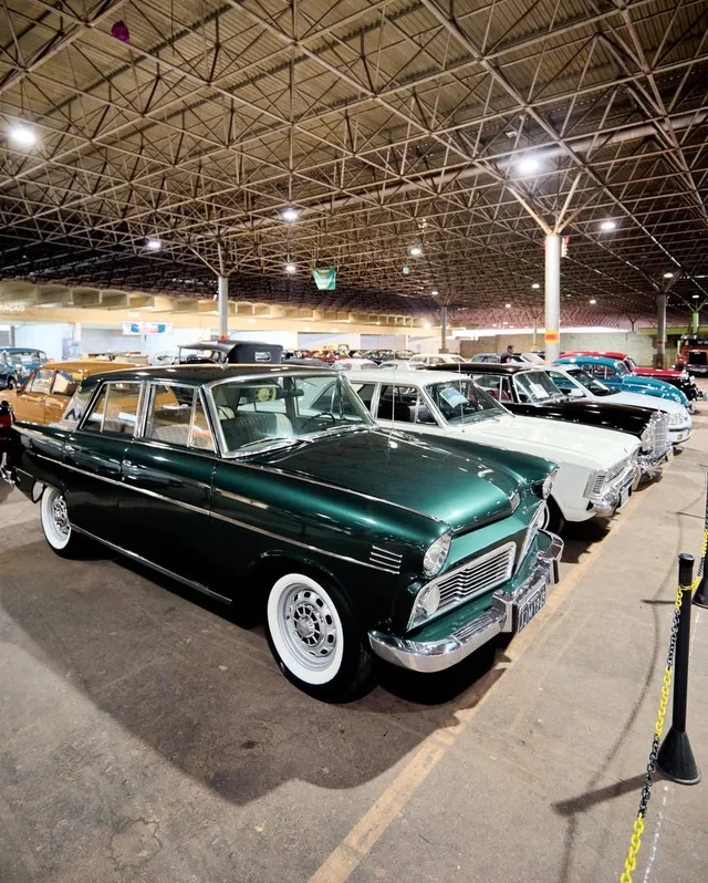 Carros clássicos alinhados no pavilhão
