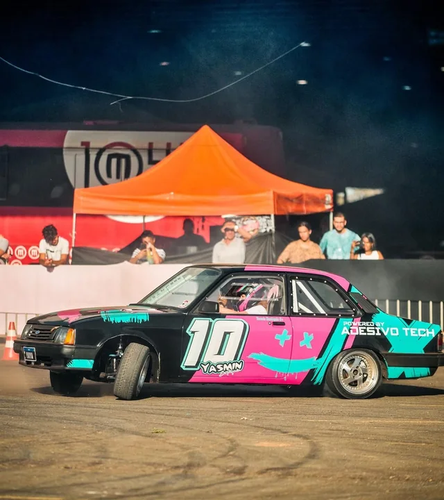 Carro número 10 na área externa