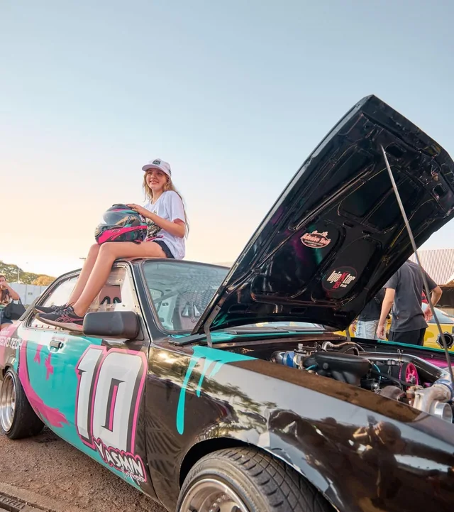 Carro de drift com o capô aberto